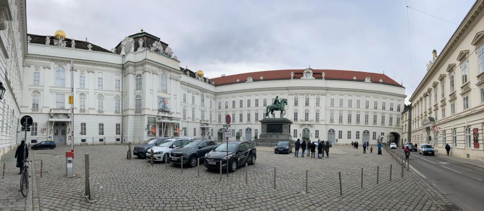 Sissi In Center Of * Vienne
